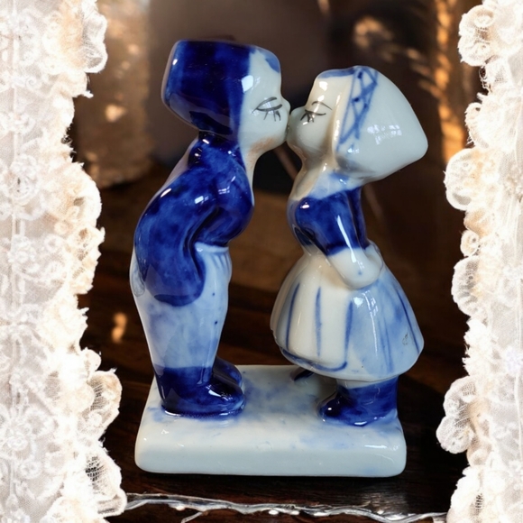 Collectible Mini Vintage Delft Blue Holland Kissing Girl and Boy Figurine - Picture 3 of 7